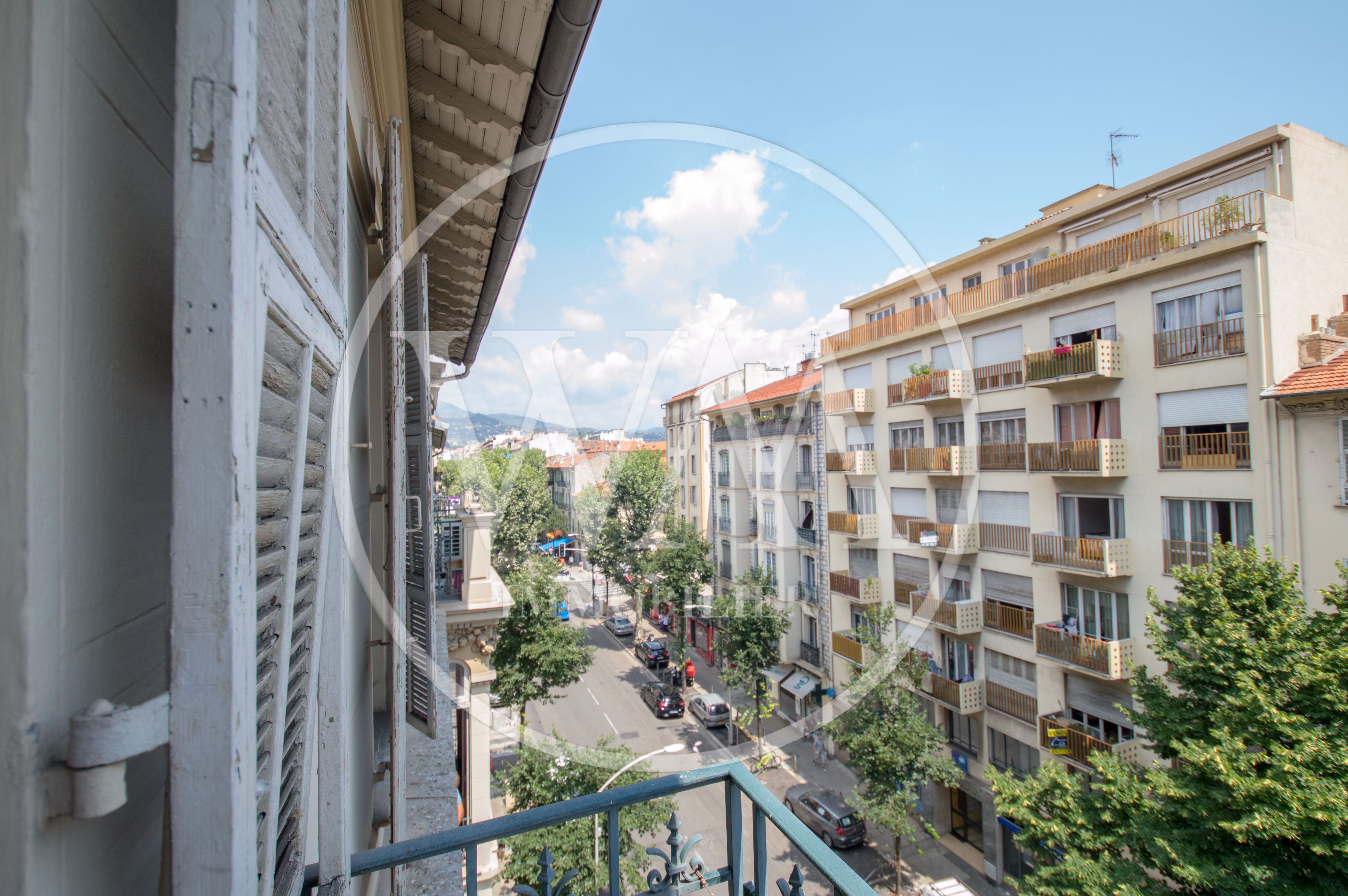 location Nice, Bd Gambetta, 3 pièces traversant 56 m², bacon, cave.